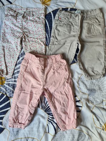 3 pantalons. 12 mois. Rose kitchoun. Gris obaîbi. Blanc cerise orchestra 