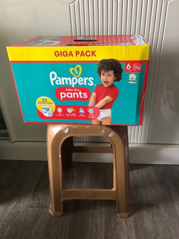 Carton de couche Pampers taille six