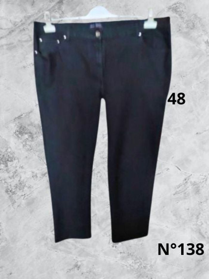 N°138 Jean noir T48. Anne Kelly. Taille haute, coupe droite.