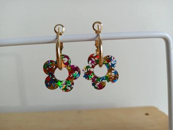 Boucle d'oreille créoles pampilles étoiles multicolore