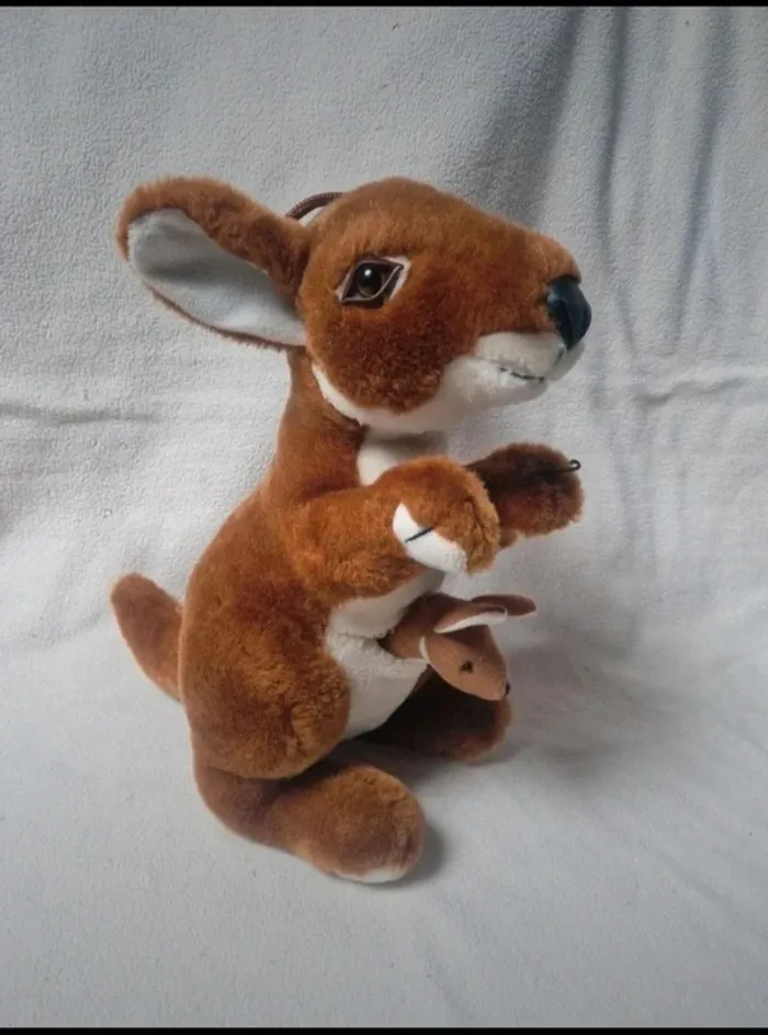 Jolie peluche kangourou et son bébé sandy