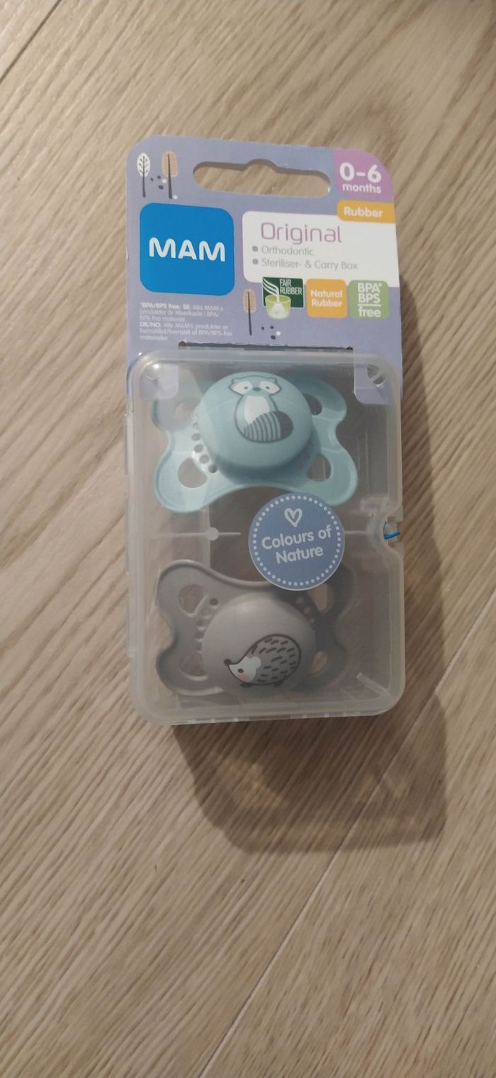 Lot de 2 tétines avec boîte