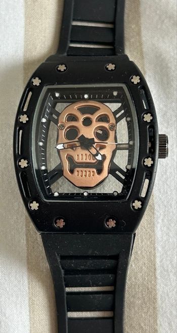 Montre tête de mort