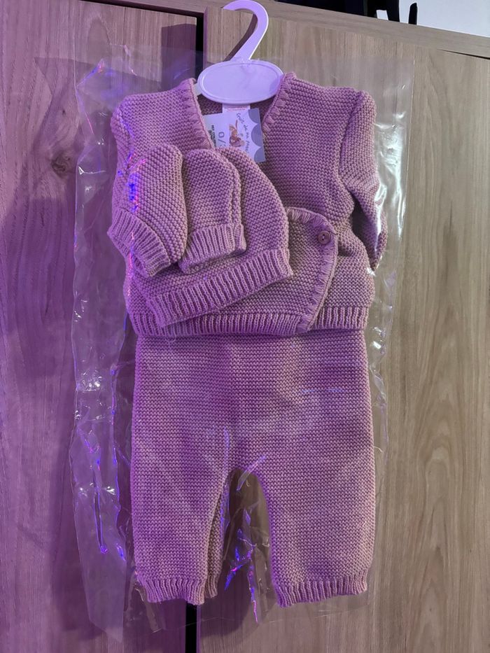 Ensemble de vêtements pour bébé. Tenue de naissance avec chaussons et bonnet, rose. - photo numéro 4
