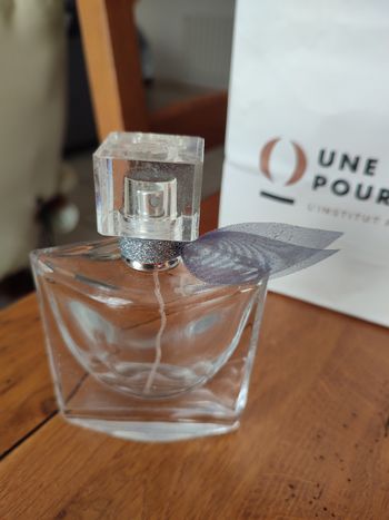 Flacon de parfum la vie est belle.