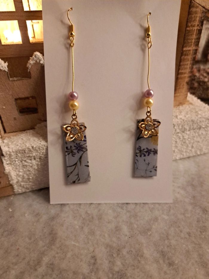 Boucles d'oreilles pendante en résine florale - photo numéro 5