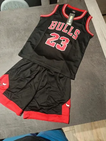 Tenue NBA Chicago Bulls Michael Jordan noir. T.24