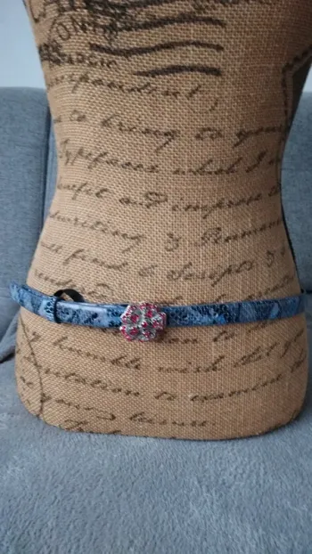 Ceinture bleu avec boucle de strass rouge femme 90 cm