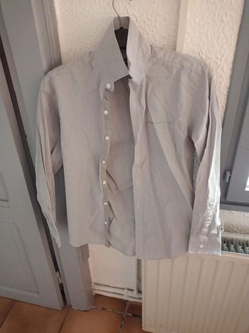 Chemise grise à lignes