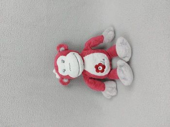 Doudou peluche singe rouge blanc Lola Bébisol gris noeud fleur sos doudou