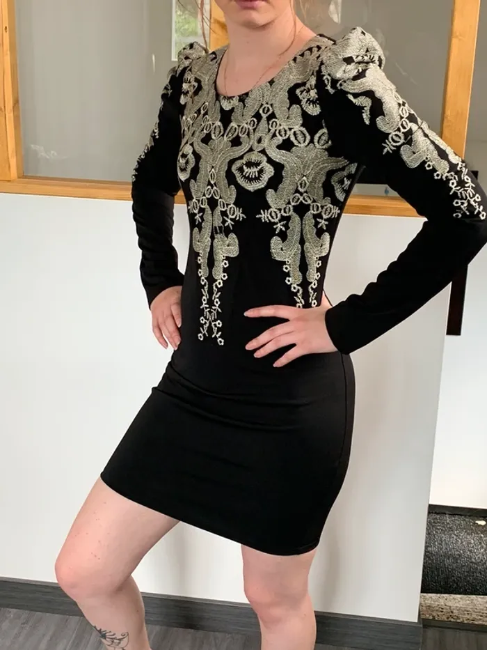 Robe vintage brodée - photo numéro 2