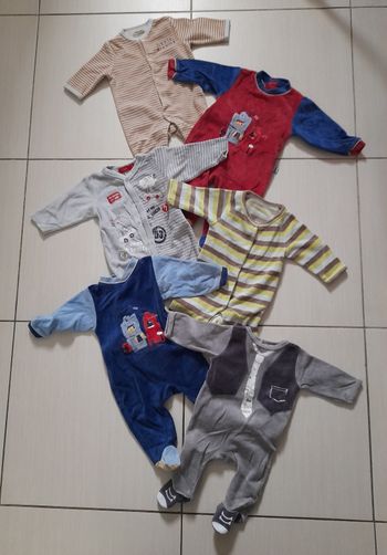 Pyjama 3 mois 
Bon état
2€ pièce