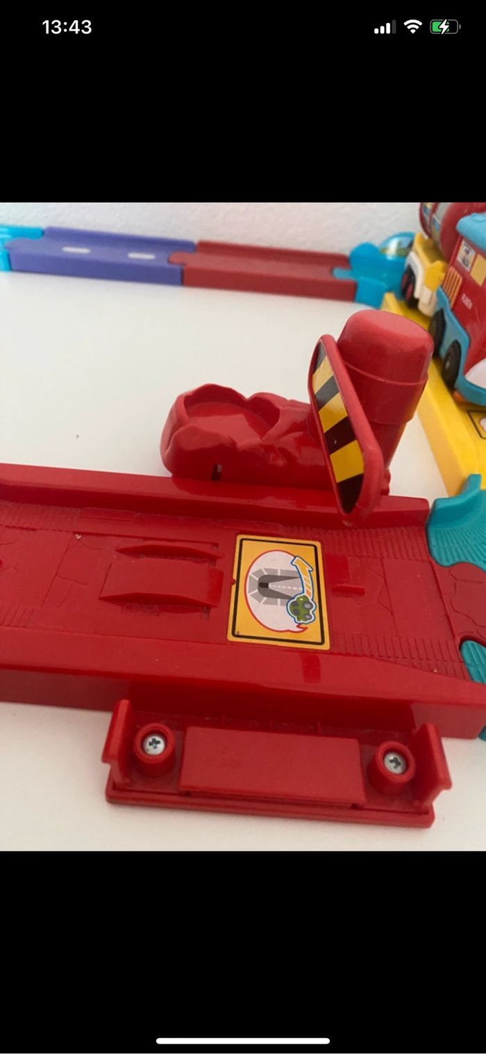 Circuit train tut tut bolides + train Ruben et la citerne Vtech - photo numéro 8