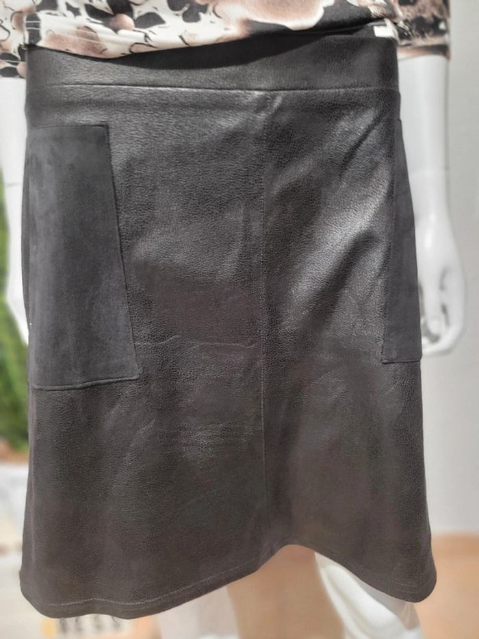 Jupe effet cuir et daim