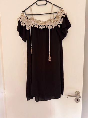 Robe ample à manche tombantes avec dentelle