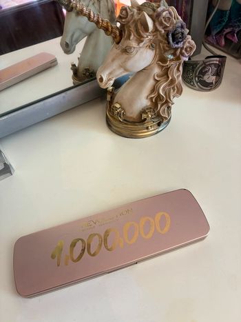 Petite palette 1,000,000, 8 fards, Makeup Revolution London.