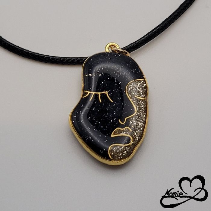Pendentif en résine visage doré et noir - photo numéro 3