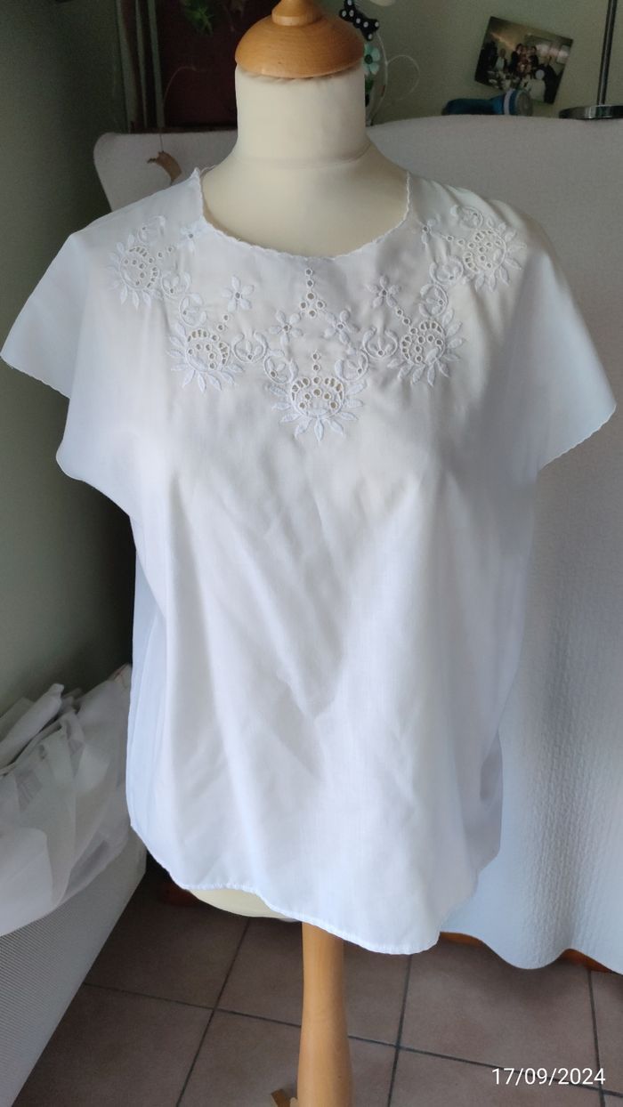 Blouse blanche avec jolie broderie T42/44 - photo numéro 2