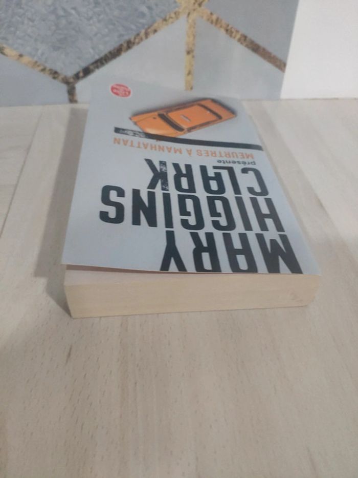 Livre poche recueil de nouvelles présenté par Mary Higgins Clark Meurtres à Manhattan - photo numéro 4