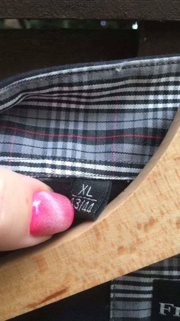 Chemise noire à carreaux rouges - photo numéro 9