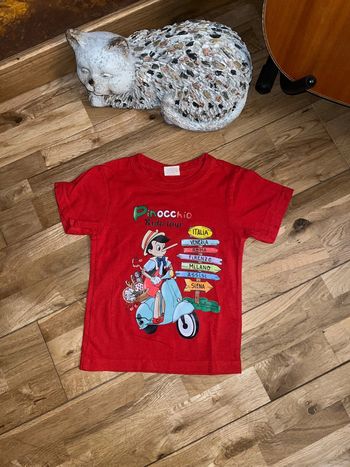 Joli t-shirt rouge motifs Pinocchio très bon état 2ans