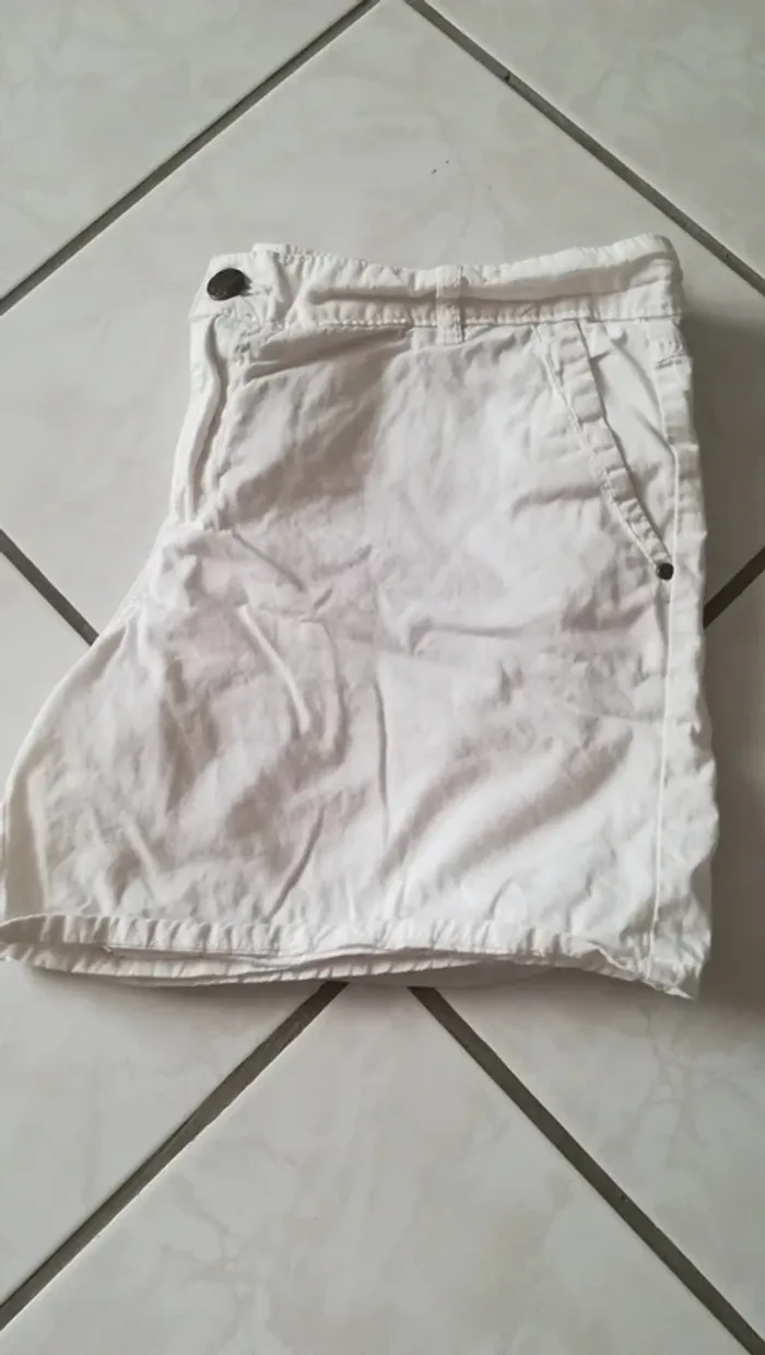 Short camaïeu blanc