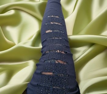 Superbe pantalon skinny trous, clous et dentelle