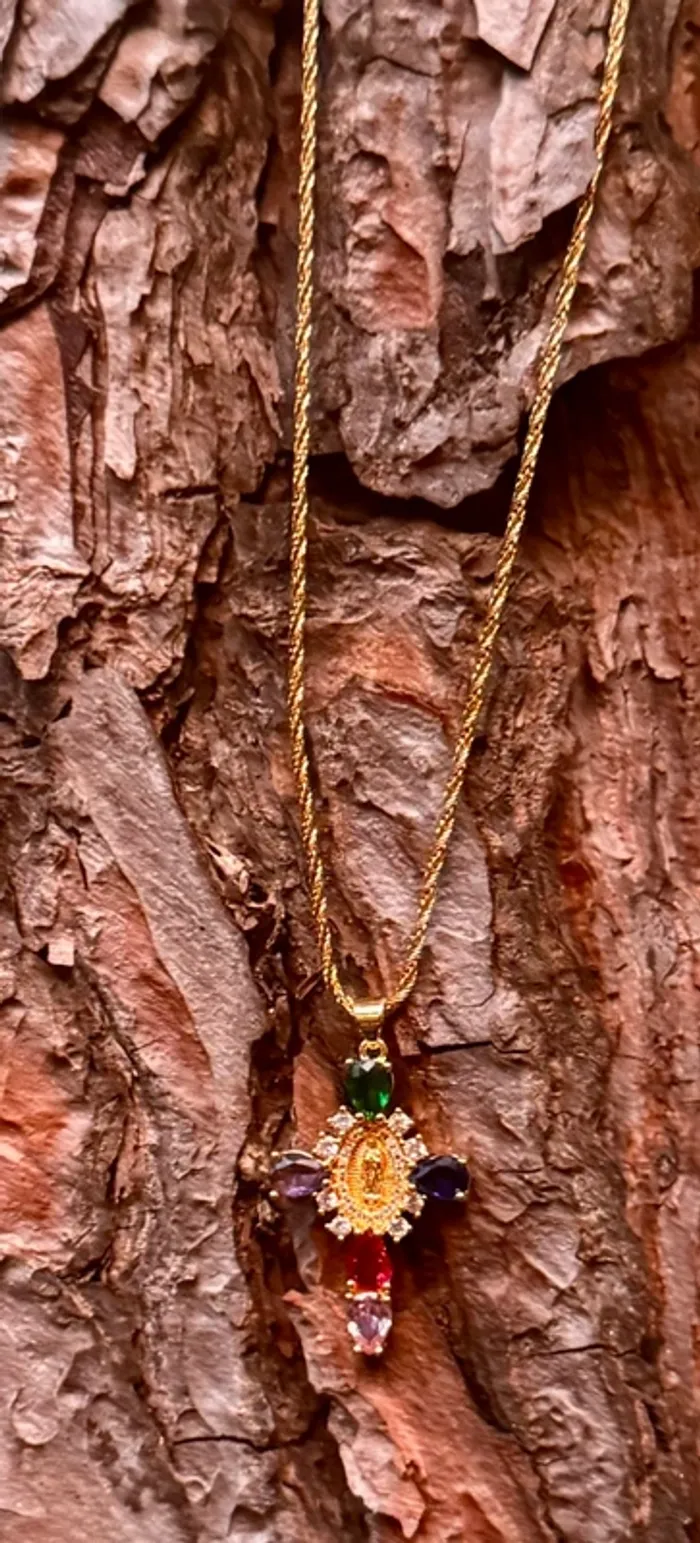 Collier acier inoxydable or croix cristaux couleurs et blanc vierge gravée au centre habaha paris - photo numéro 3