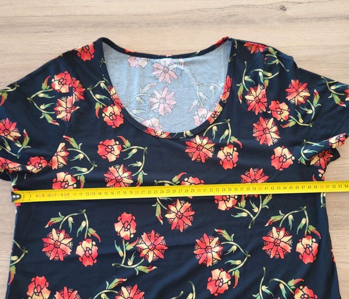 T-shirt blouse fleurie manches courtes noir et rouge orangé
Blancheporte
Taille 38 - photo numéro 9