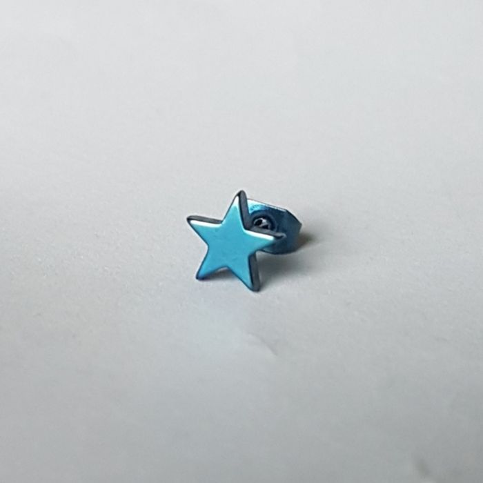 Piercing clou, étoile bleu vernis
