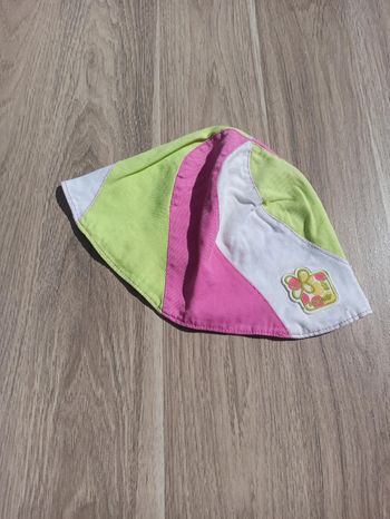 Chapeau rose vert blanc