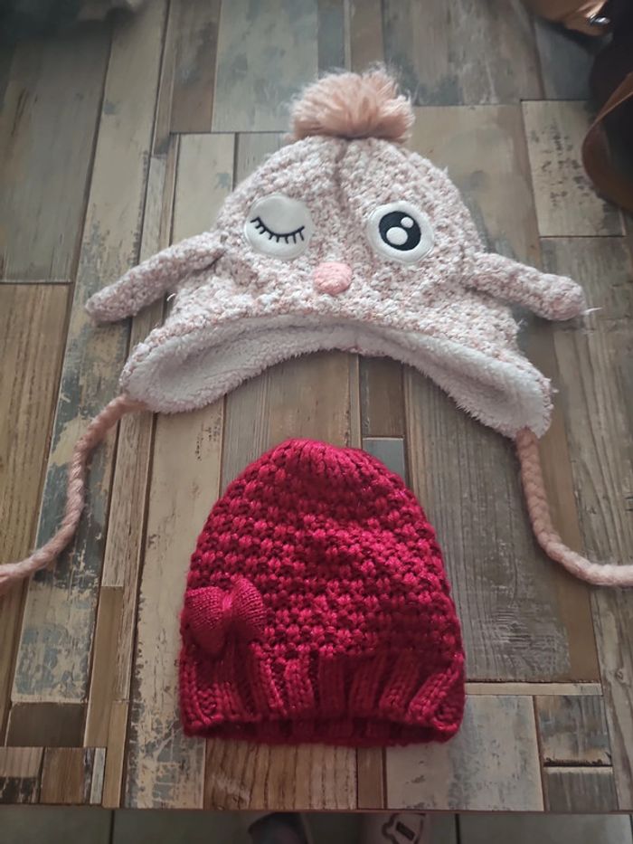 Lot de 2 bonnets fille plus moufle et echarpe