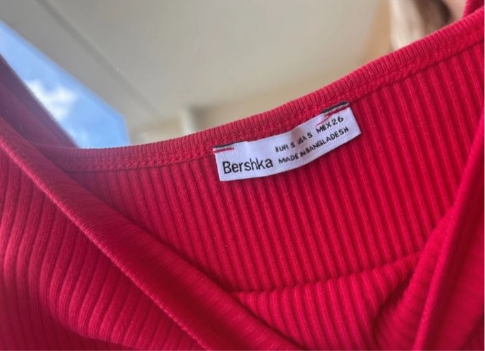 Robe rouge courte à bretelles, taille S, de chez Bershka.