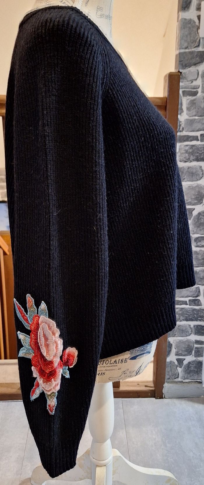 Pull noir à grosses fleurs brodées - photo numéro 5