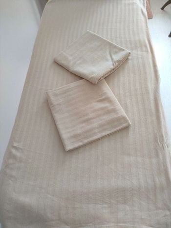 Parrure housse de couette 220/240 avec 2 taies d'oreillers , un léger défaut voir photos