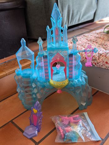 Lot château accessoires et figurines Little Pony