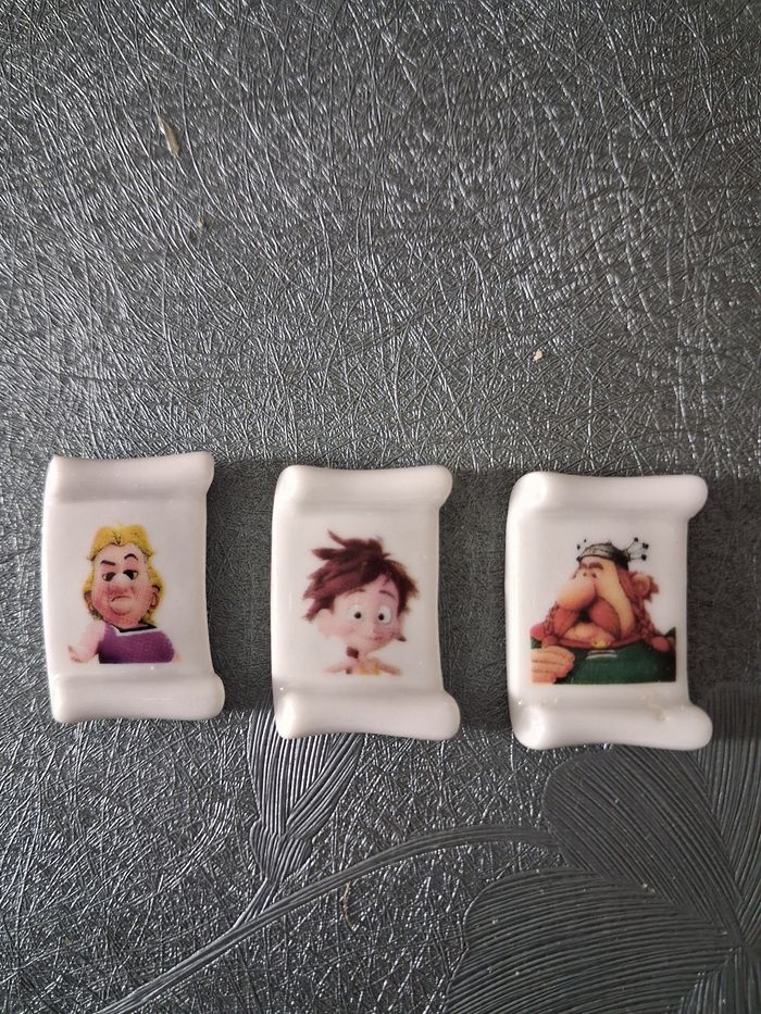 3 fèves sur le thème Asterix en forme de parchemin