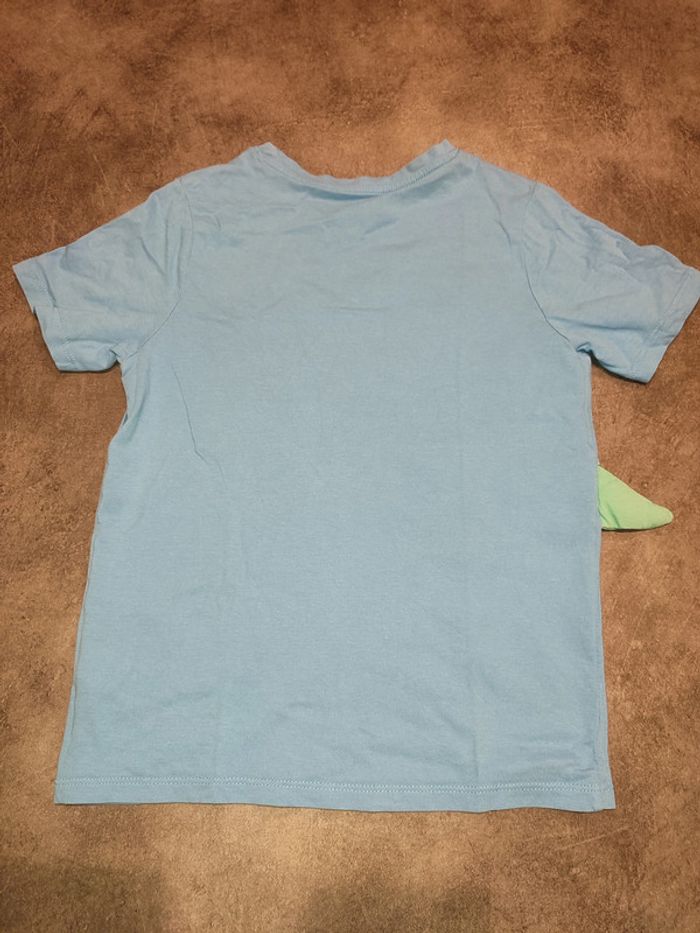 t-shirt bleu dinosaure à la plage - photo numéro 3