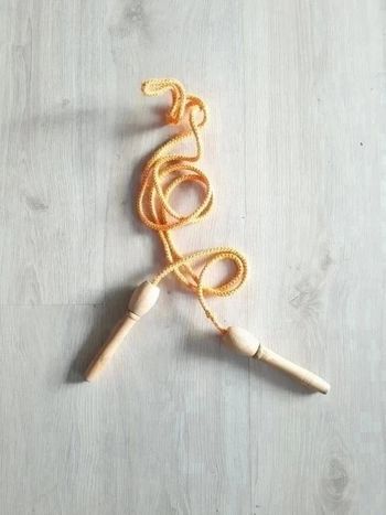 Corde à sauter enfants manches en bois.