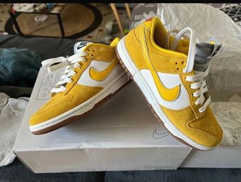 Nike Dunk Low jaune curry daim et cuir
