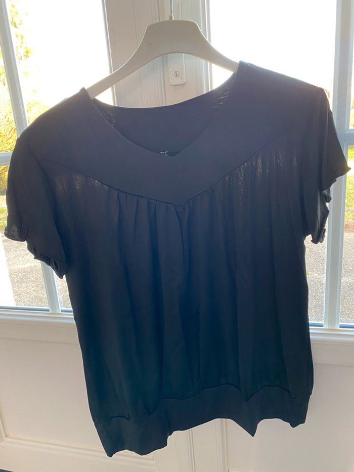 Tee-shirts violets et noir - photo numéro 3