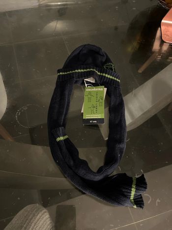 Bonnet avec écharpe intégré neuf