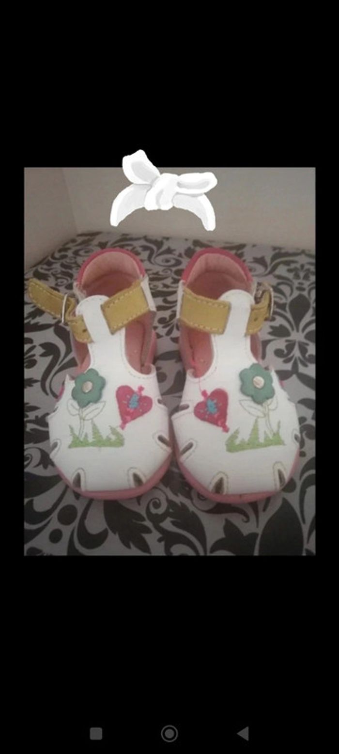 Chaussures blanches avec broderie taille 17 A petits pas