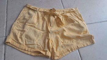 Short jaune