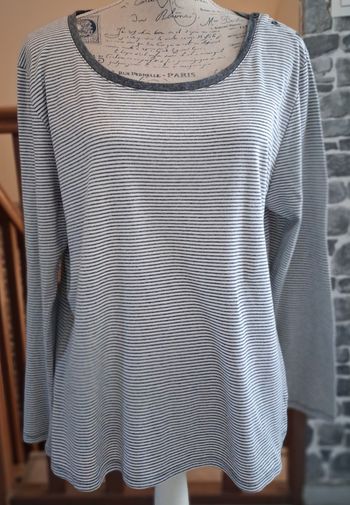 Pull fin rayé gris et blanc avec l'épaule boutonnée