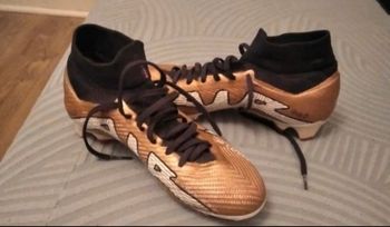 Crampons Nike dorés 36