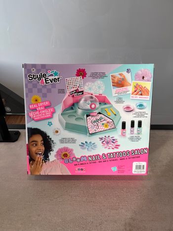 Bar à ongles et tattoos style 4 ever