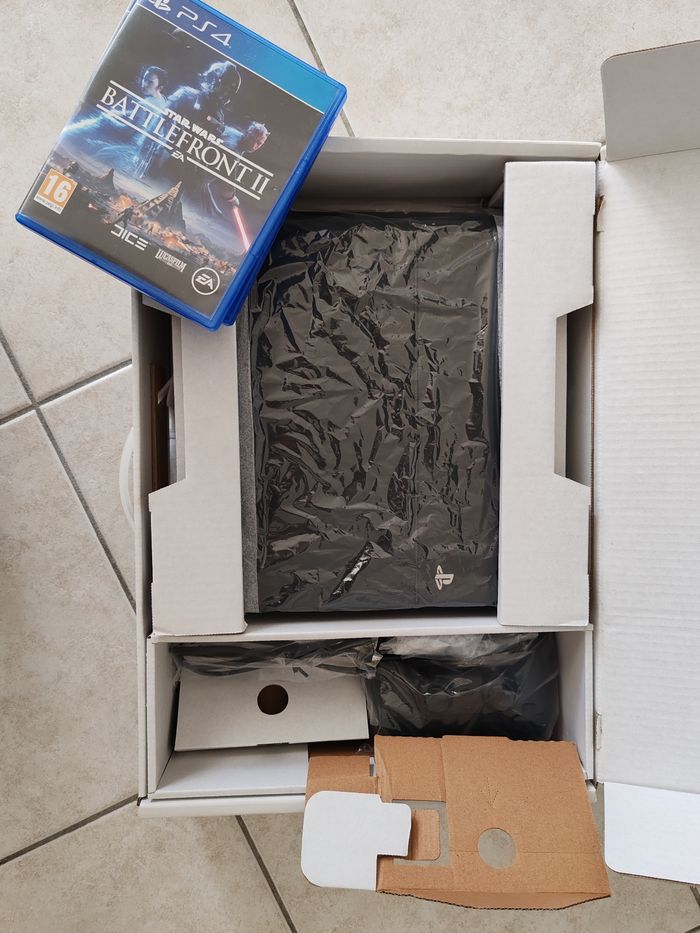 PS4 500Go – Très bon état + 4 jeux + manette Battletron quasi neuve - photo numéro 3