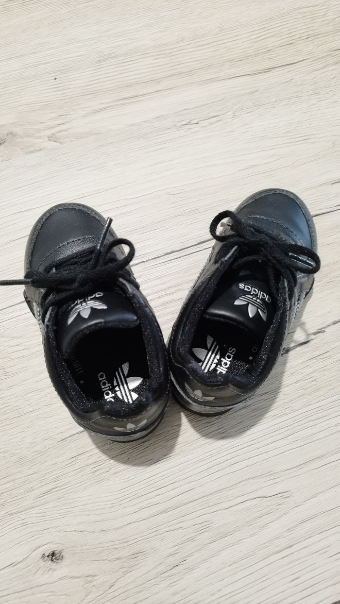 Basket Adidas, pointure 22 - photo numéro 3