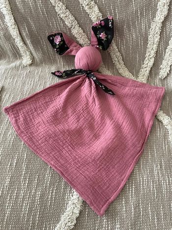 Peluche doudou plat 43cm fait main gaze Gabin le lapin rose et coton noir à fleur rose neuf